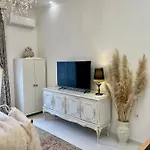 Petite Boudoir Apartment *