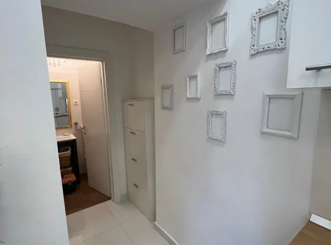 Petite Boudoir Apartment *