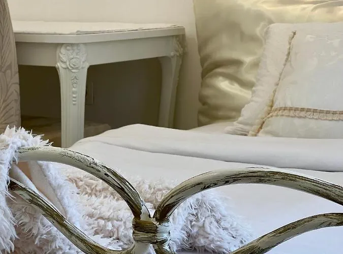 Petite Boudoir Apartment